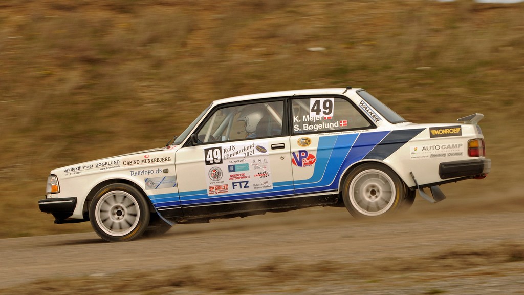 En stor del af første afdeling af DM-rally blev kørt på Nysumbanen ved Hobro. Her er Kurt Mejer og Steen Bøgelund på banen i høj hastighed
(Foto: rallypics.dk – Viggo Johansen)